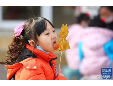 新华全媒+丨镜头里的中国年：享美食 过大年